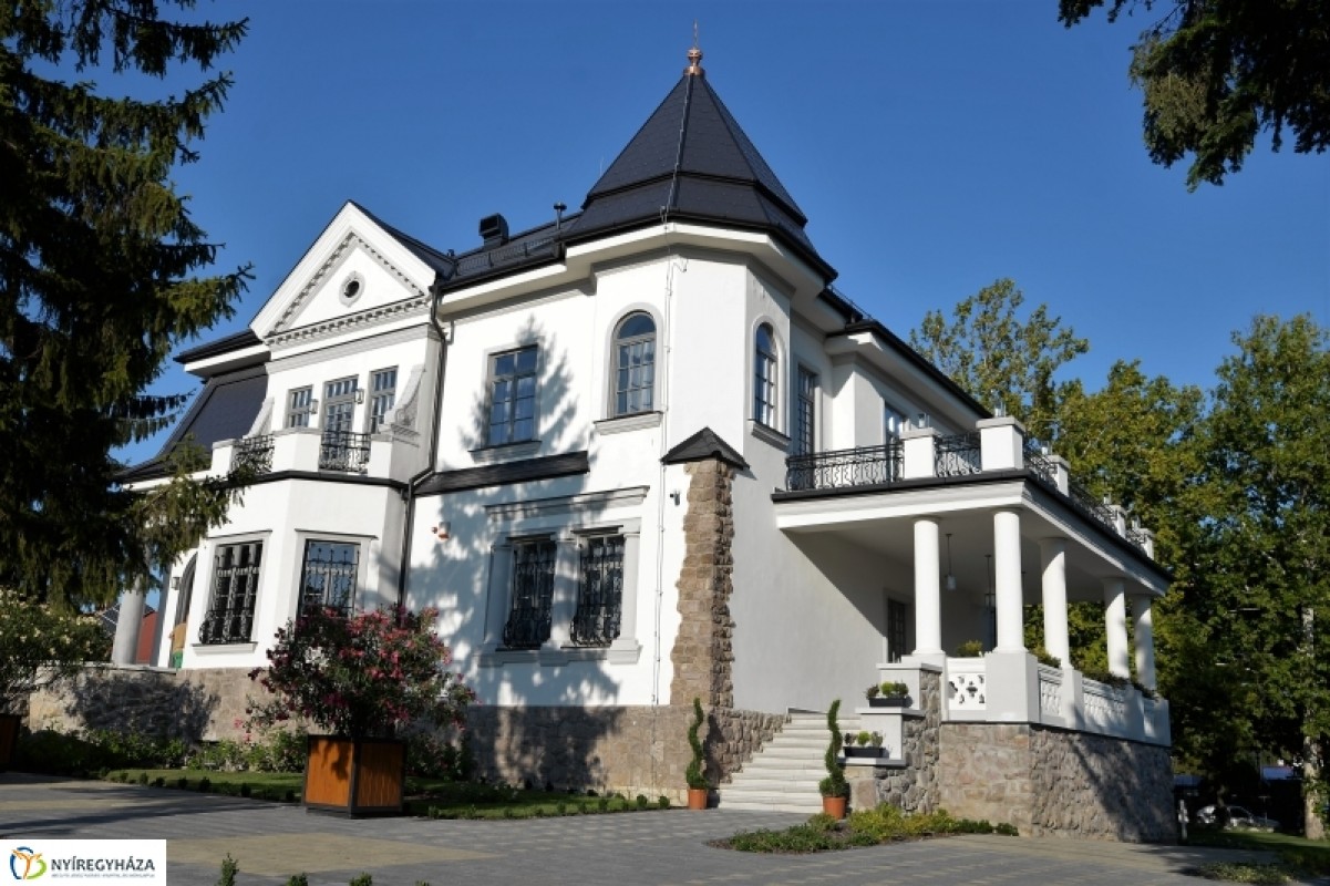 MEGNYITOTTA KAPUIT A FELÚJÍTOTT BENCS VILLA