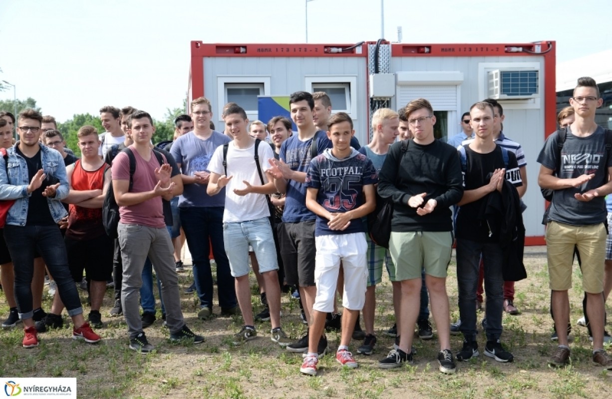 Bánkisok tanulmányozták az új buszokat