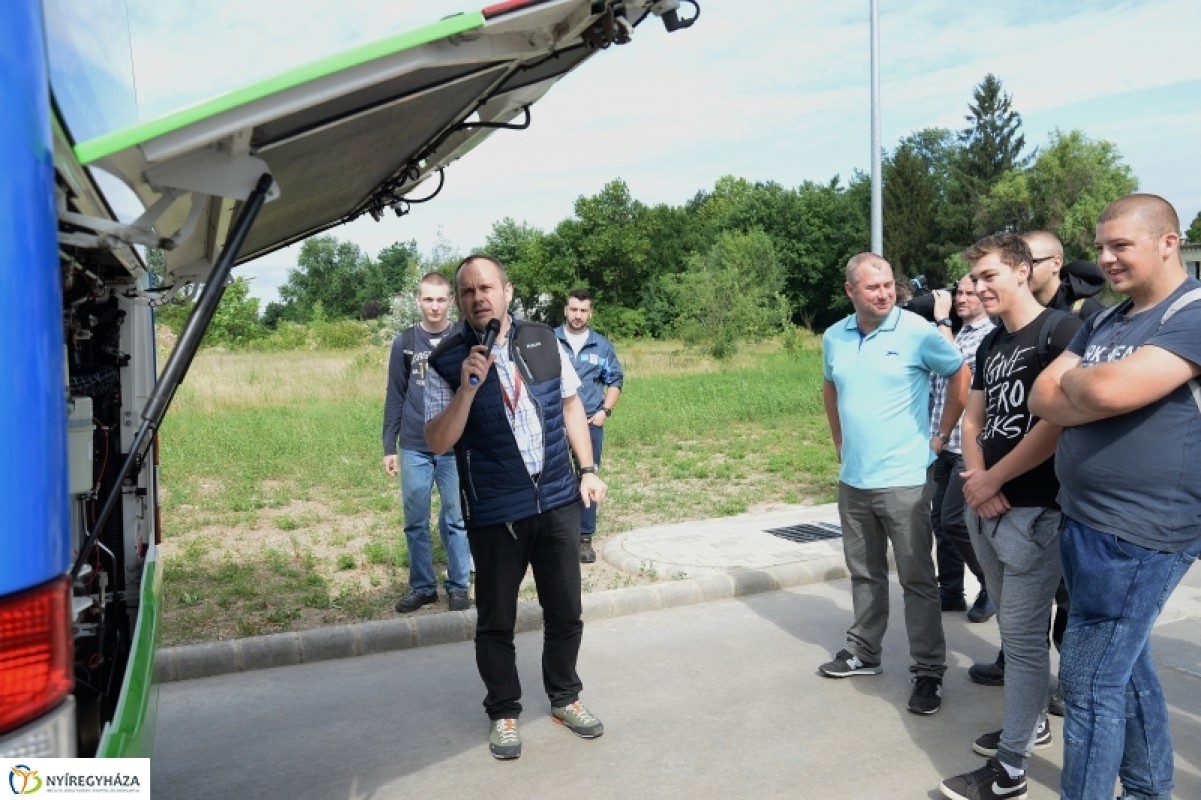 Bánkisok tanulmányozták az új buszokat