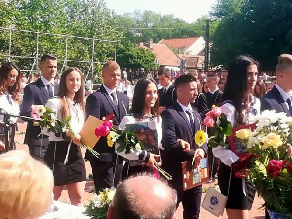 Két írásbeli érettségi között is játszik
