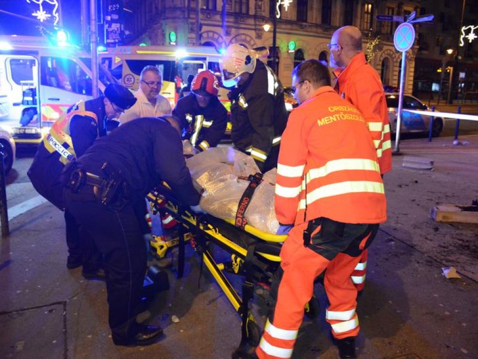 Kiszakadt egy erkélykorlát, ketten lezuhantak