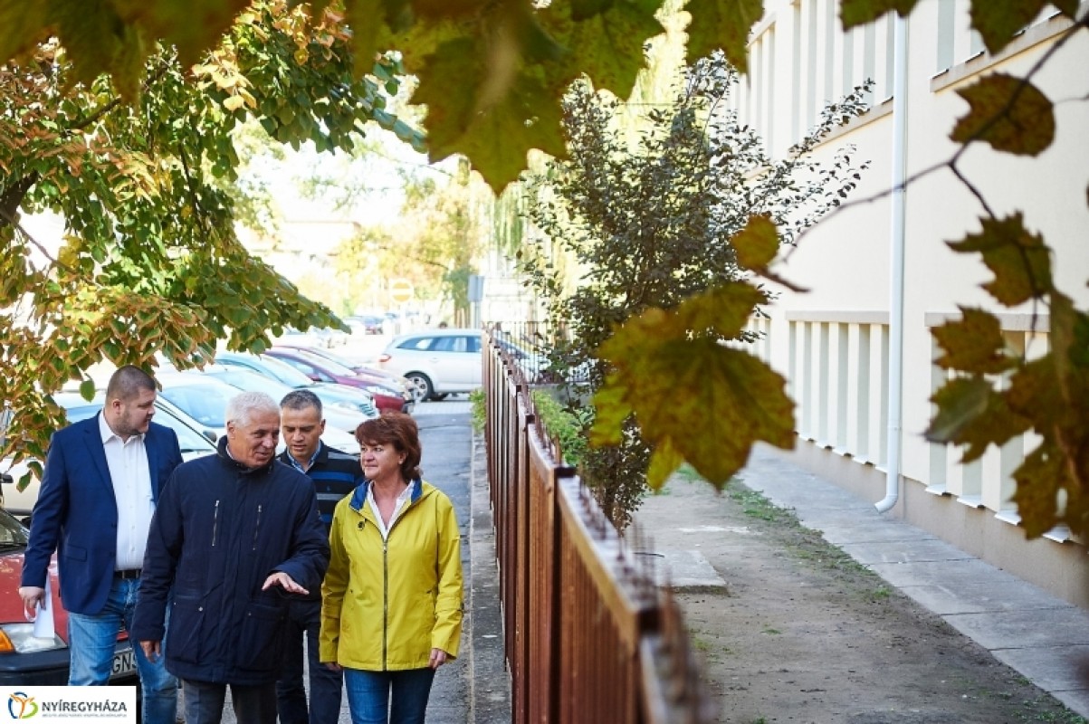 Helyszíni szemle a Vasváriban - Energetikailag megújult az intézmény