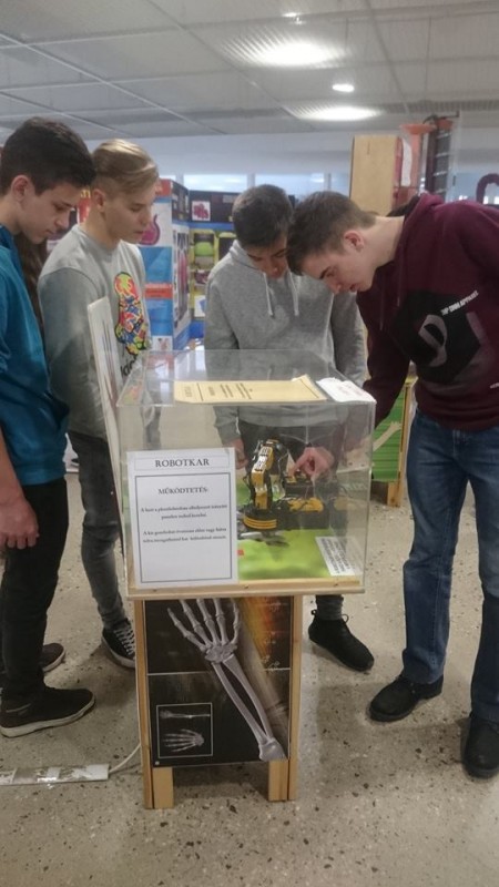 Érdekes kiállításon jártak az Aranyból
