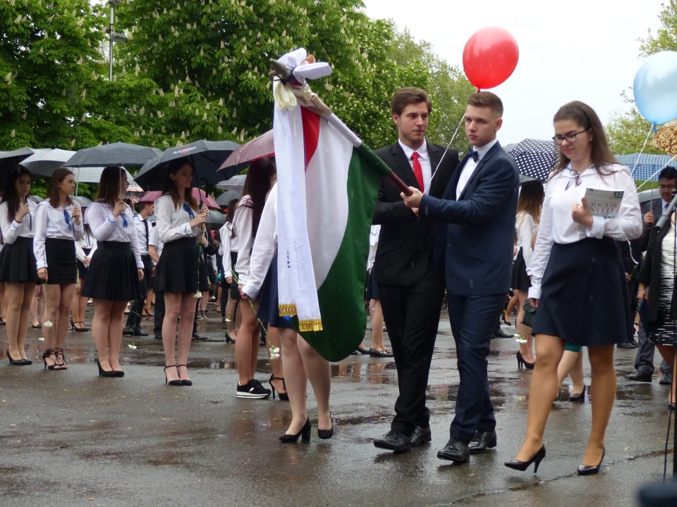Elballagtak a Zrínyi végzősei - Az eső sem ronthatta el az ünnepi pillanatokat