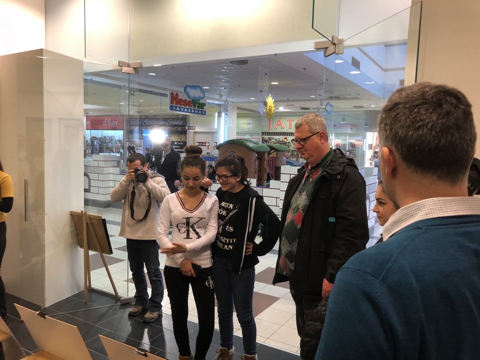 Abigélesek alkotásaiból nyílt kiállítás