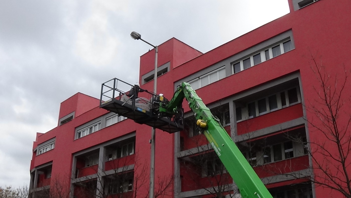 A város több pontján elkezdődött a karácsonyi dekorációk felszerelése