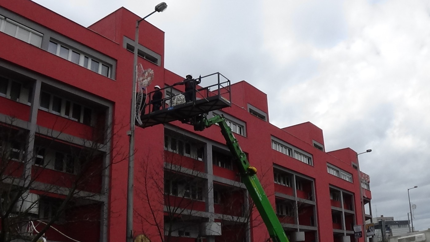 A város több pontján elkezdődött a karácsonyi dekorációk felszerelése