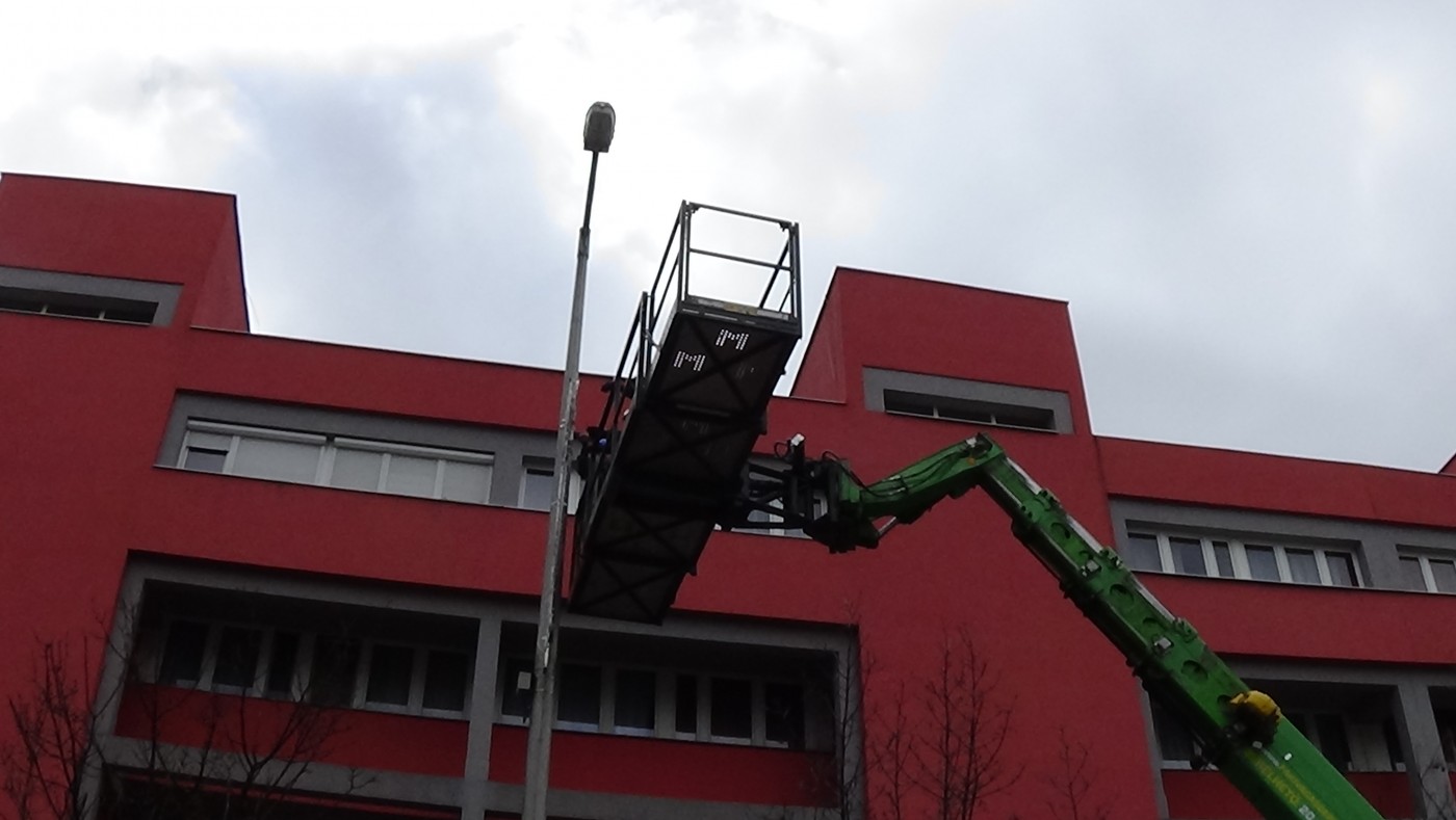 A város több pontján elkezdődött a karácsonyi dekorációk felszerelése