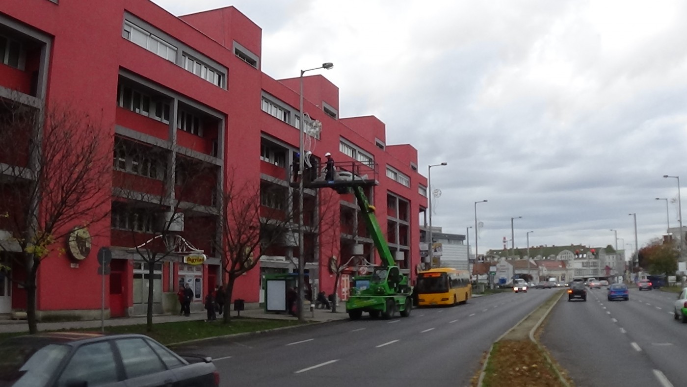 A város több pontján elkezdődött a karácsonyi dekorációk felszerelése