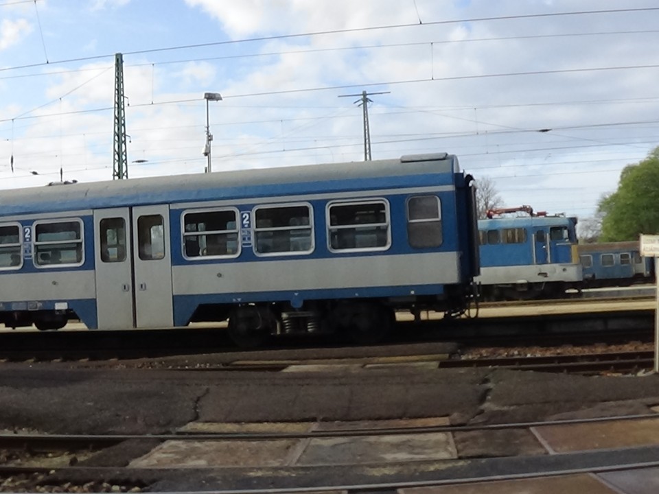 Elsodort egy 85 éves nénit a vonat - Tiltott helyen ment át