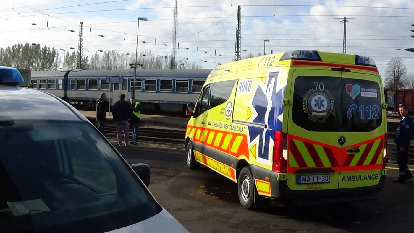 Elsodort egy 85 éves nénit a vonat - Tiltott helyen ment át