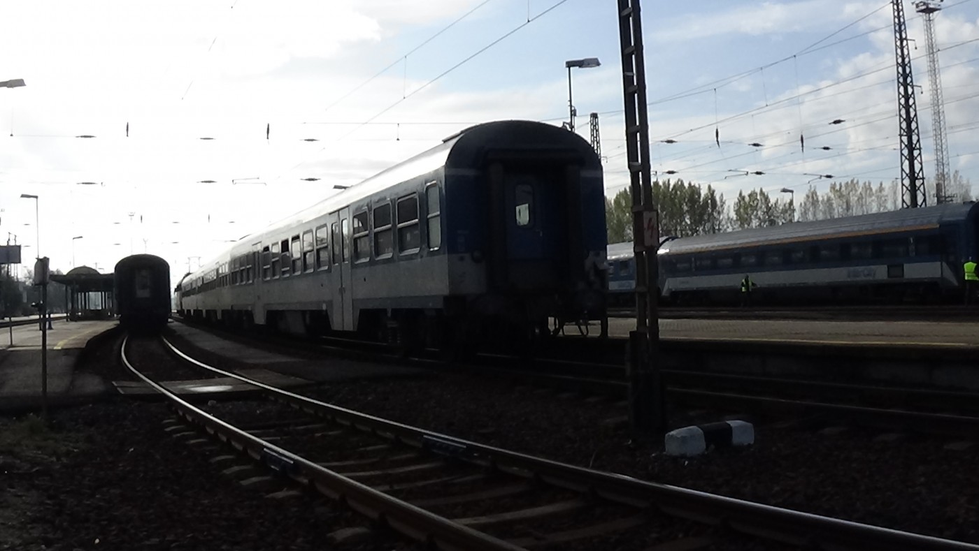 Elsodort egy 85 éves nénit a vonat - Tiltott helyen ment át