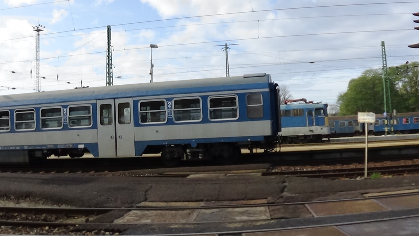 Elsodort egy 85 éves nénit a vonat - Tiltott helyen ment át
