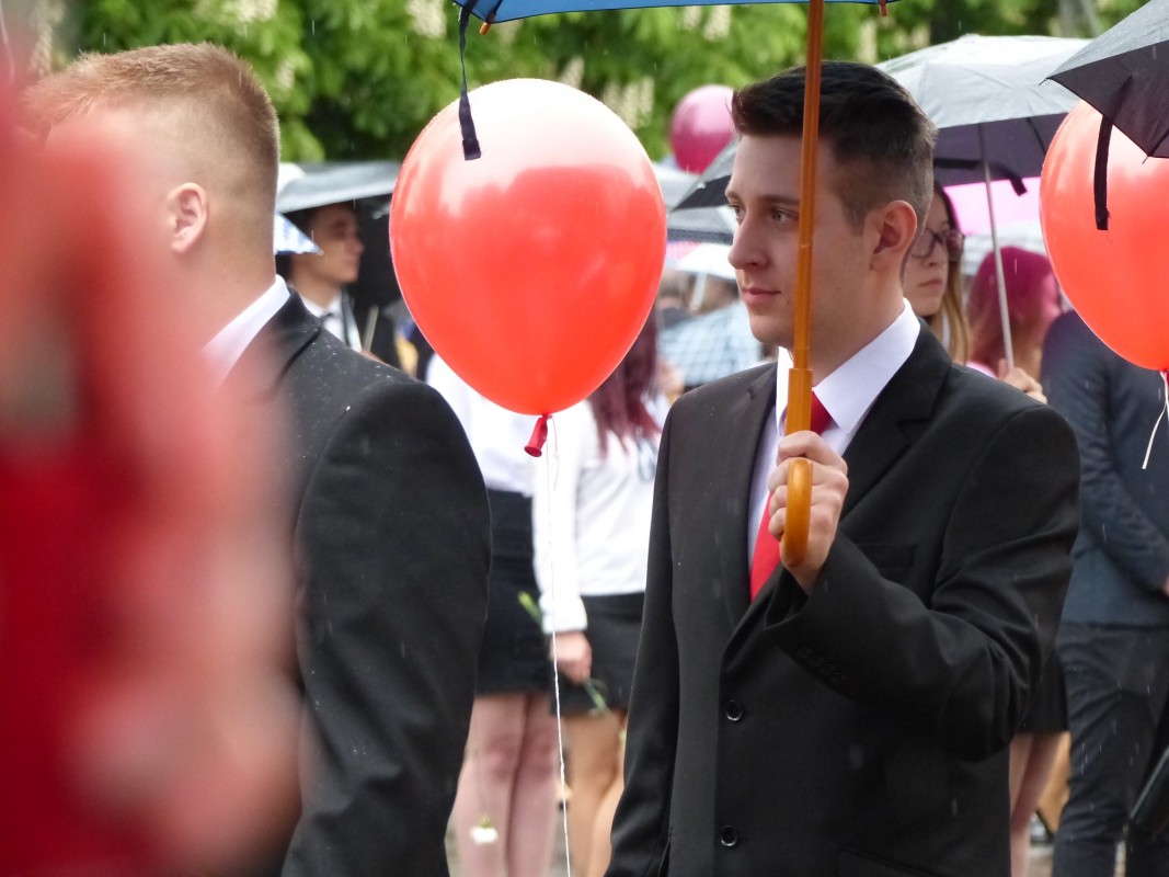 Elballagtak a Zrínyi végzősei - Az eső sem ronthatta el az ünnepi pillanatokat
