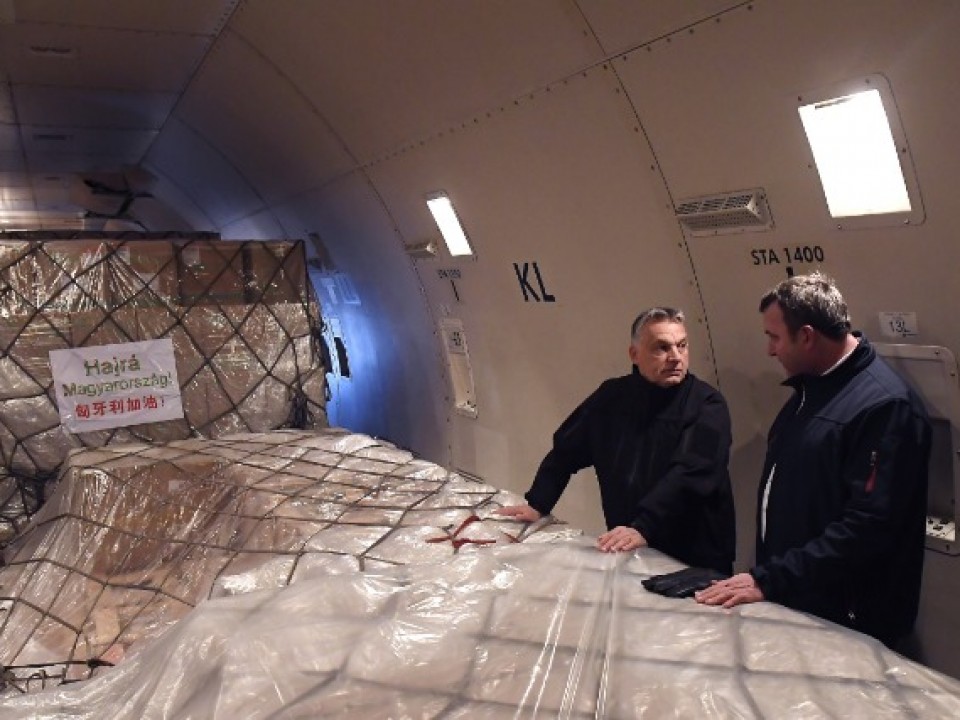 Lélegeztetőgépeket is hozott a Kínából érkezett újabb repülőgép