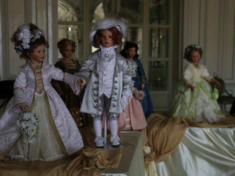 Porcelánbabák a városházán