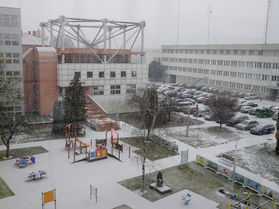 Nagy pelyhekben hull a hó