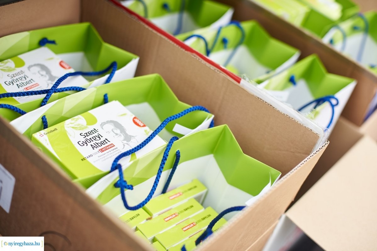 Hét bentlakásos idősek otthonába vitt C-vitamint Nyíregyháza polgármestere