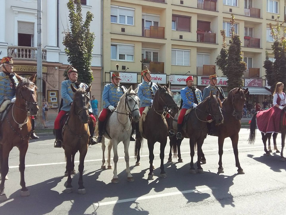 Huszártalálkozó képekben