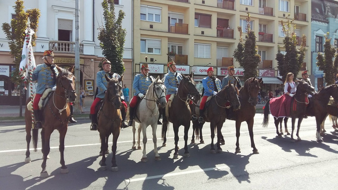 Huszártalálkozó képekben