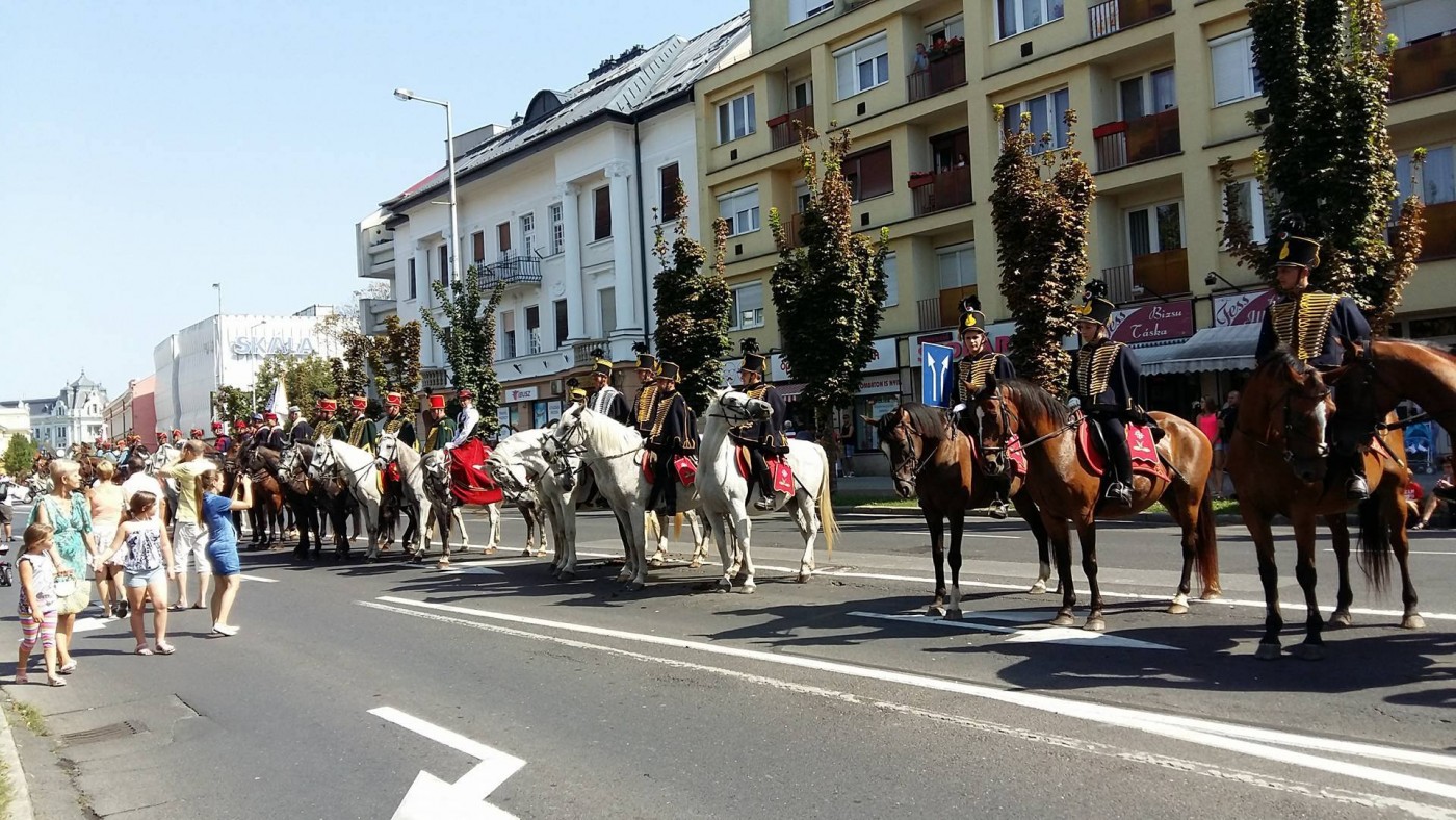 Huszártalálkozó képekben