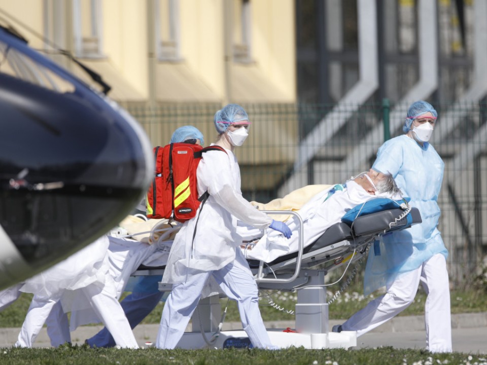 Francia miniszterelnök: A hétvégén nagyon nagy roham várható a kórházakban és tartós lesz a krízis