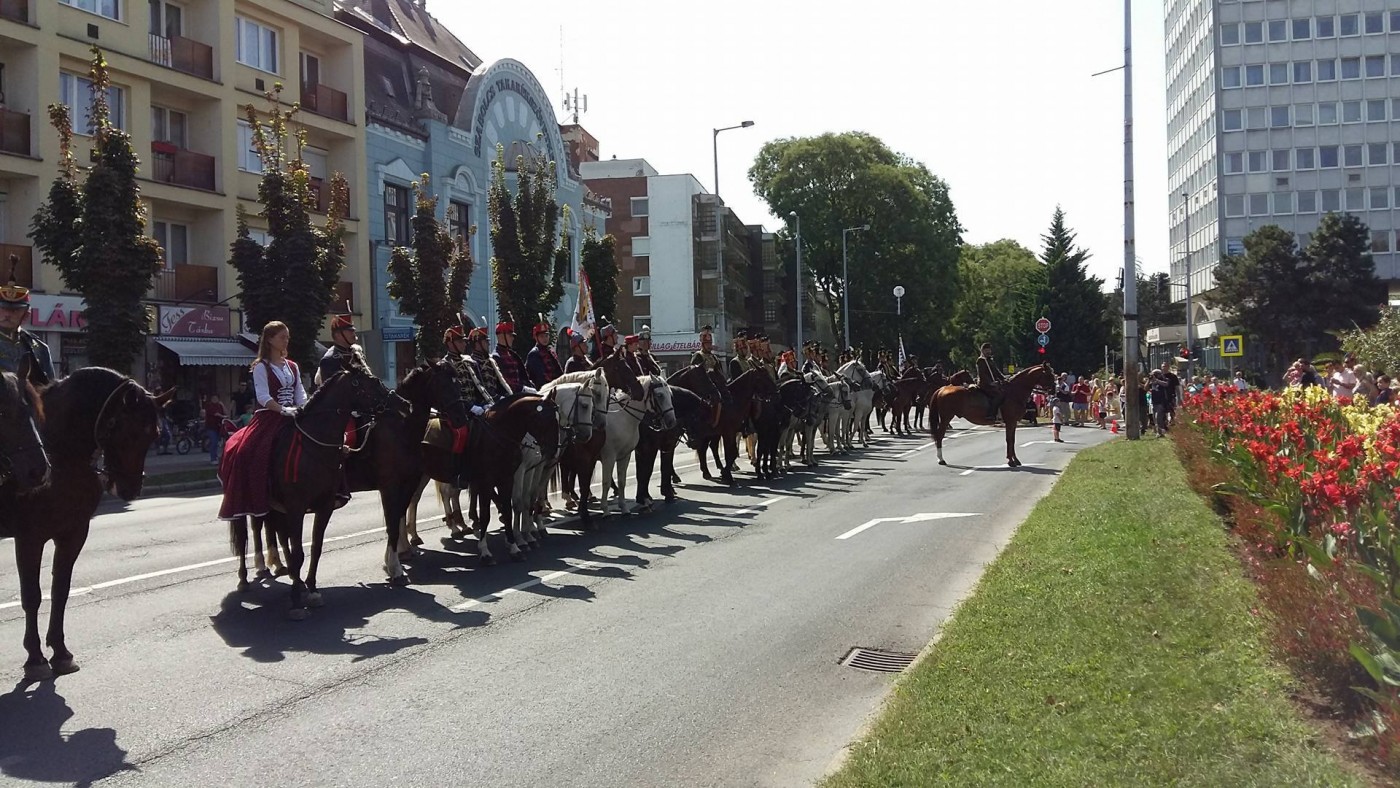 Huszártalálkozó képekben