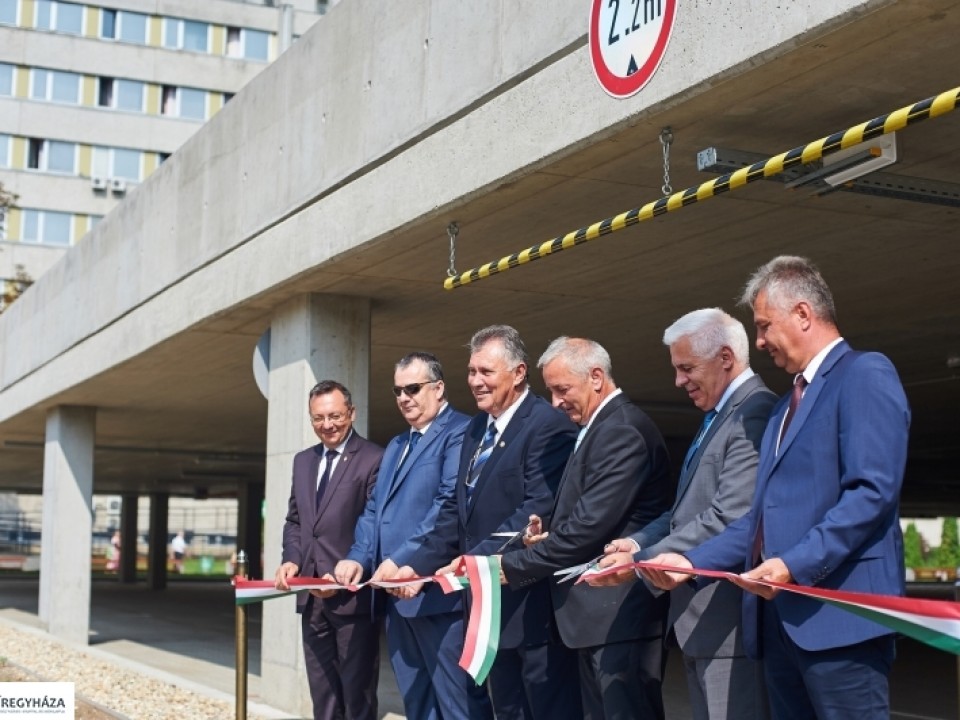 ÁTADTÁK AZ ÚJ PARKOLÓHÁZAT A KÓRHÁZBAN