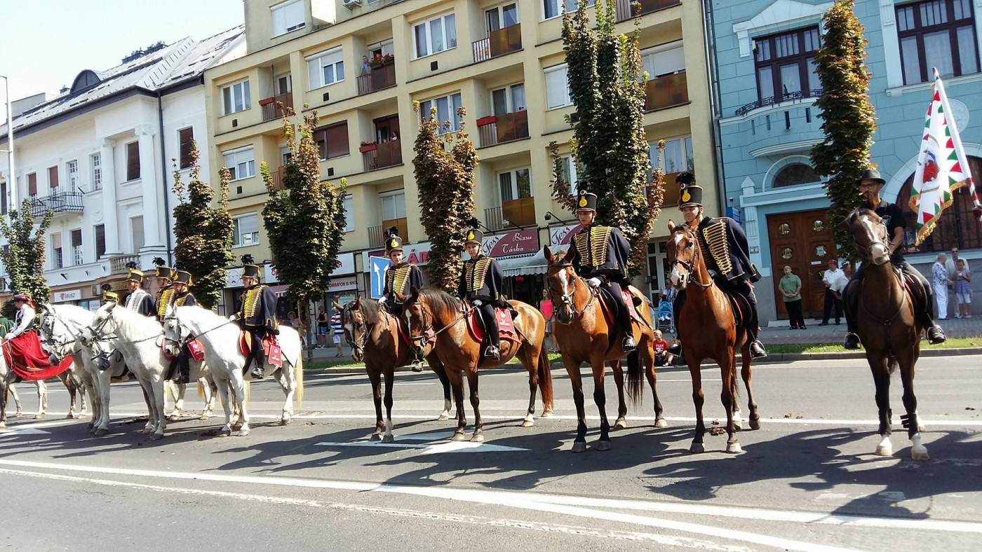 Huszártalálkozó képekben