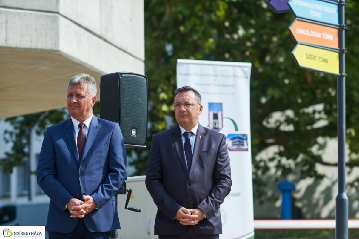 ÁTADTÁK AZ ÚJ PARKOLÓHÁZAT A KÓRHÁZBAN