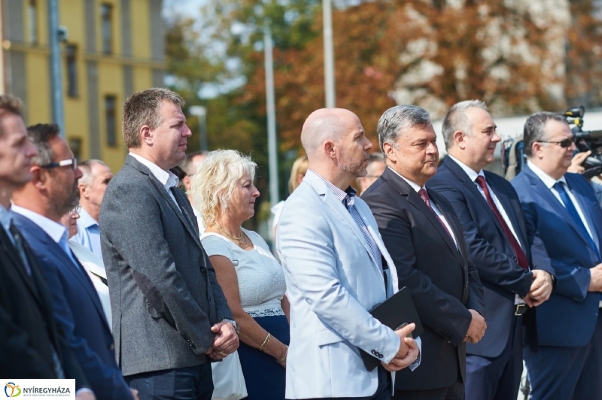 ÁTADTÁK AZ ÚJ PARKOLÓHÁZAT A KÓRHÁZBAN