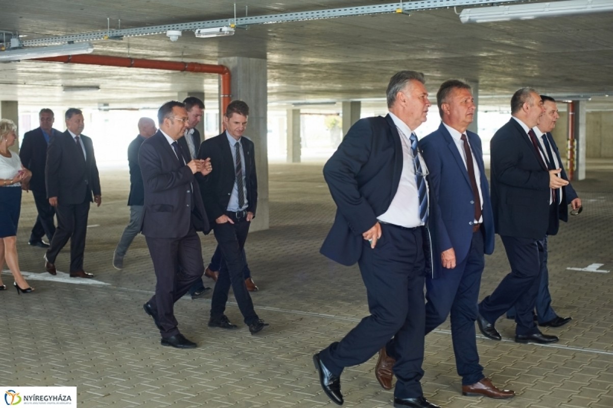 ÁTADTÁK AZ ÚJ PARKOLÓHÁZAT A KÓRHÁZBAN