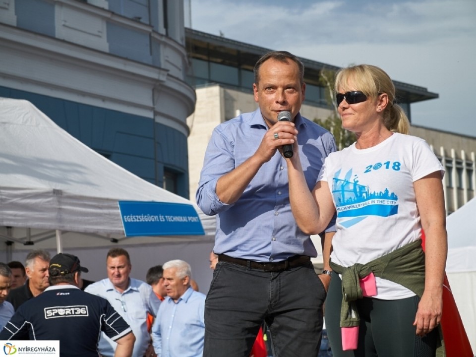 HÜBNER STRANDRÖPLABDA A KOSSUTH TÉREN