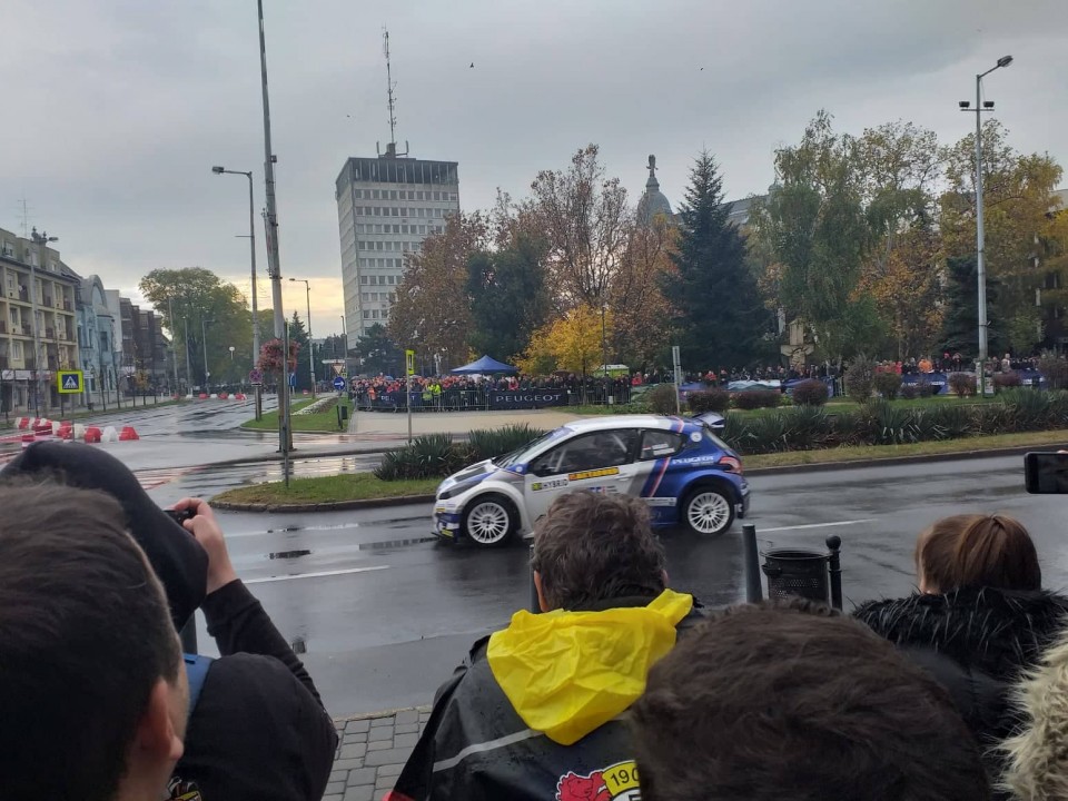 Tömegek a belvárosban - A szemerkélő eső sem tántorítja el a nézőket