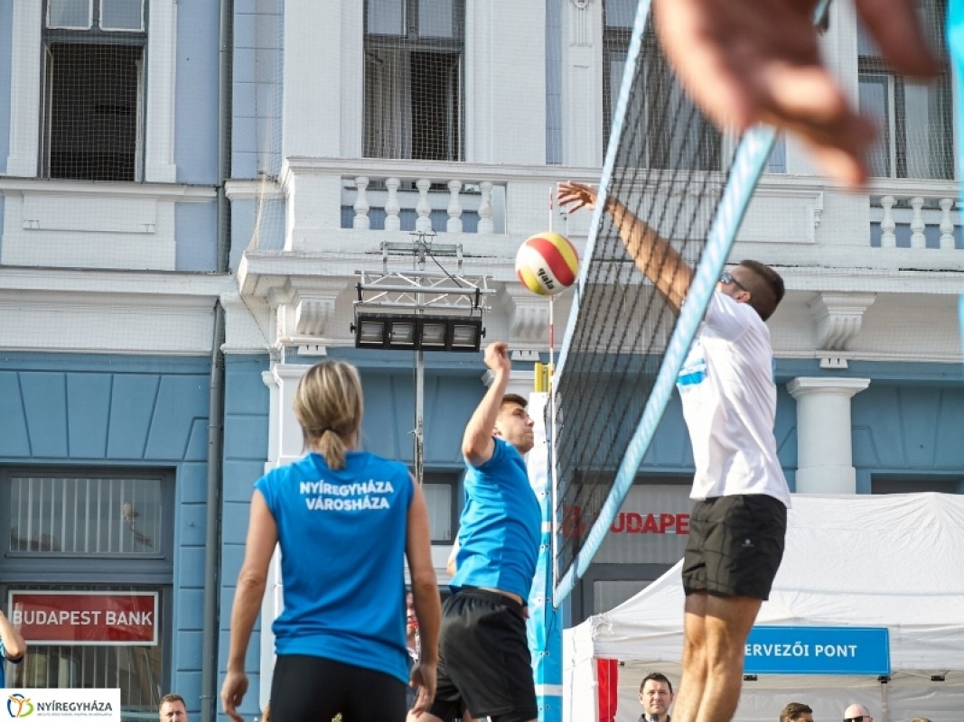 HÜBNER STRANDRÖPLABDA A KOSSUTH TÉREN