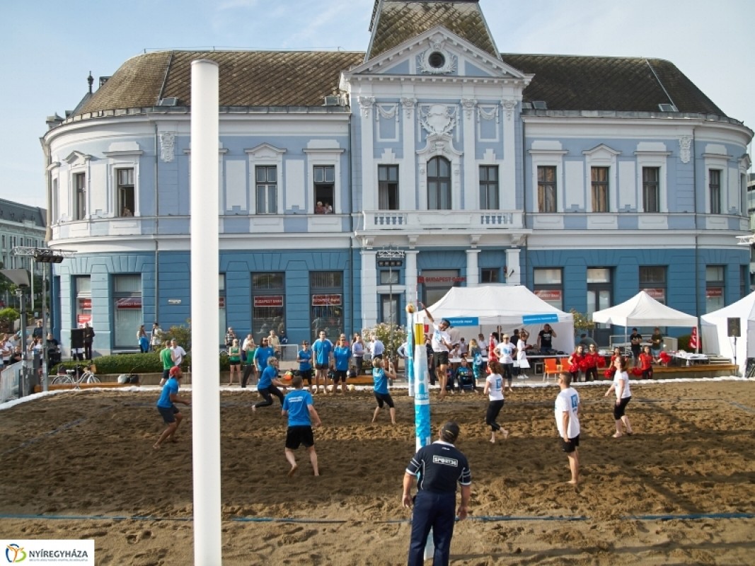 HÜBNER STRANDRÖPLABDA A KOSSUTH TÉREN