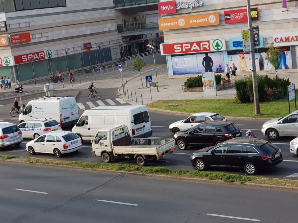 Elkezdődött a reggeli rohanás! Becsengettek az iskolákban!