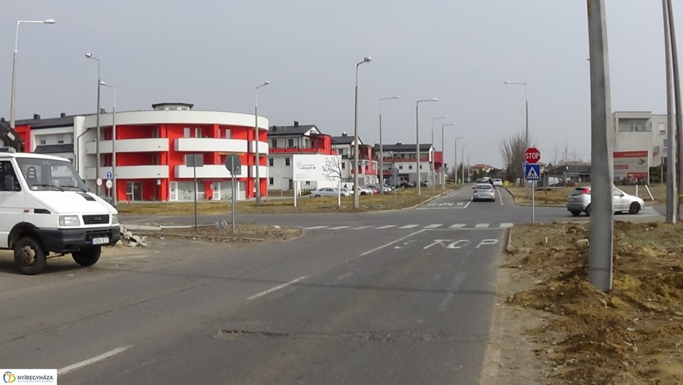 KÖRFORGALMI CSOMÓPONT SEGÍTI MAJD A KÖZLEKEDÉST A TÖRZS UTCÁN