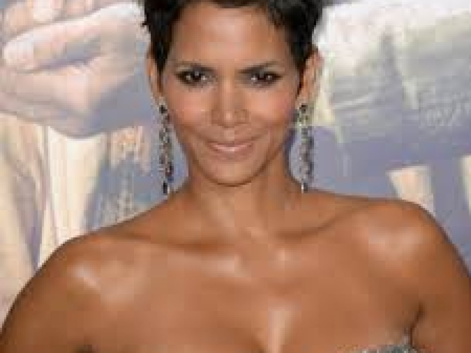 50 éves HALLE BERRY 