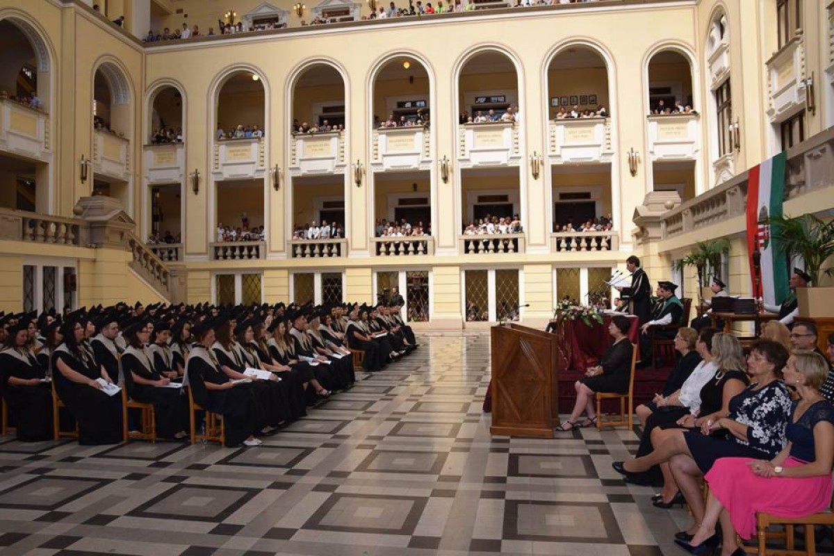 Diplomaosztó a Debreceni Egyetem Egészségügyi Karán
