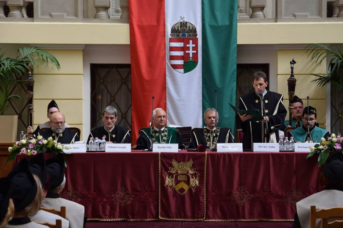 Diplomaosztó a Debreceni Egyetem Egészségügyi Karán