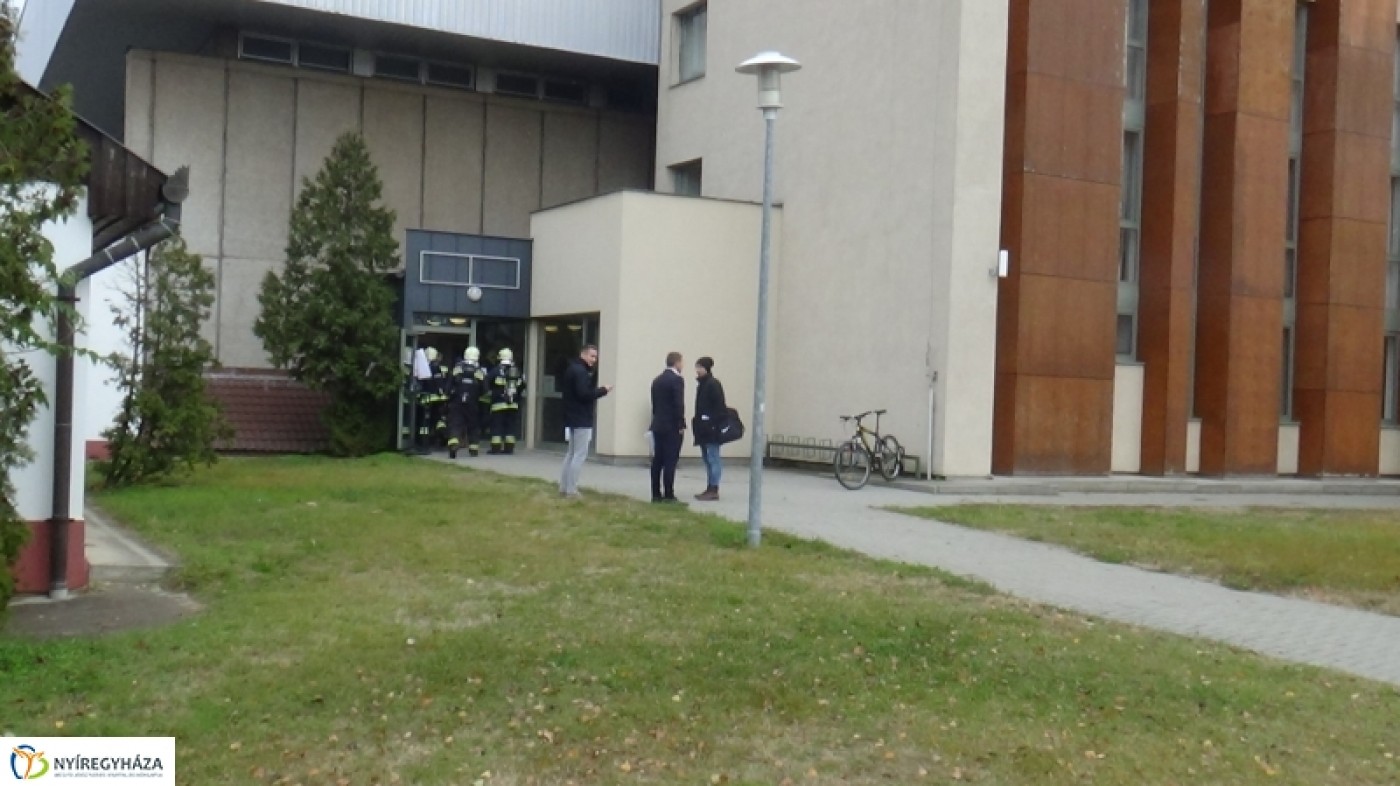 KLÓRGÁZ MÉRGEZÉS AZ USZODÁBAN