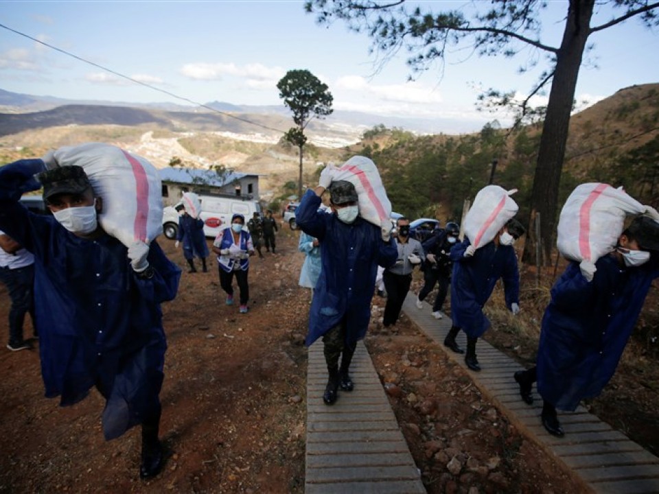 Honduras tömegsíroknak keres helyet