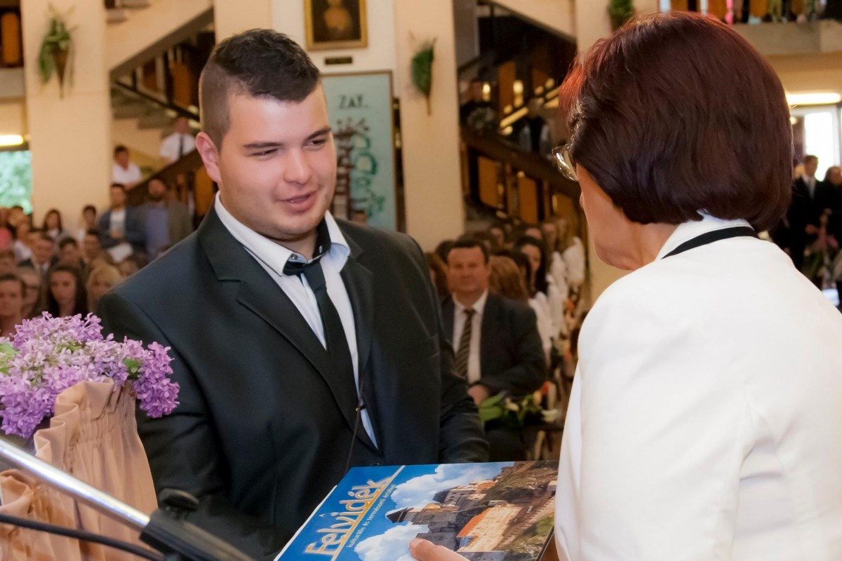 A  Zayban az idén is három végzős osztály ballagott el. 