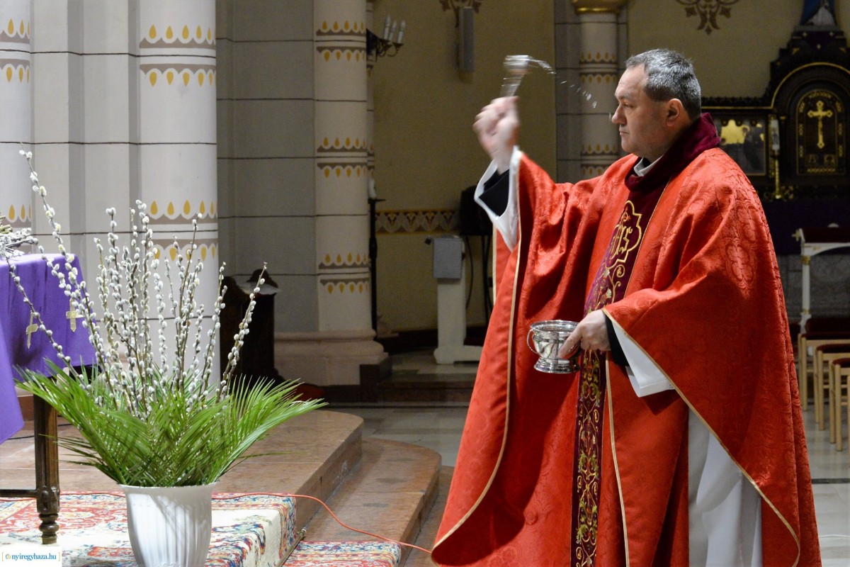 Barkaszentelés virágvasárnap az üres templomban