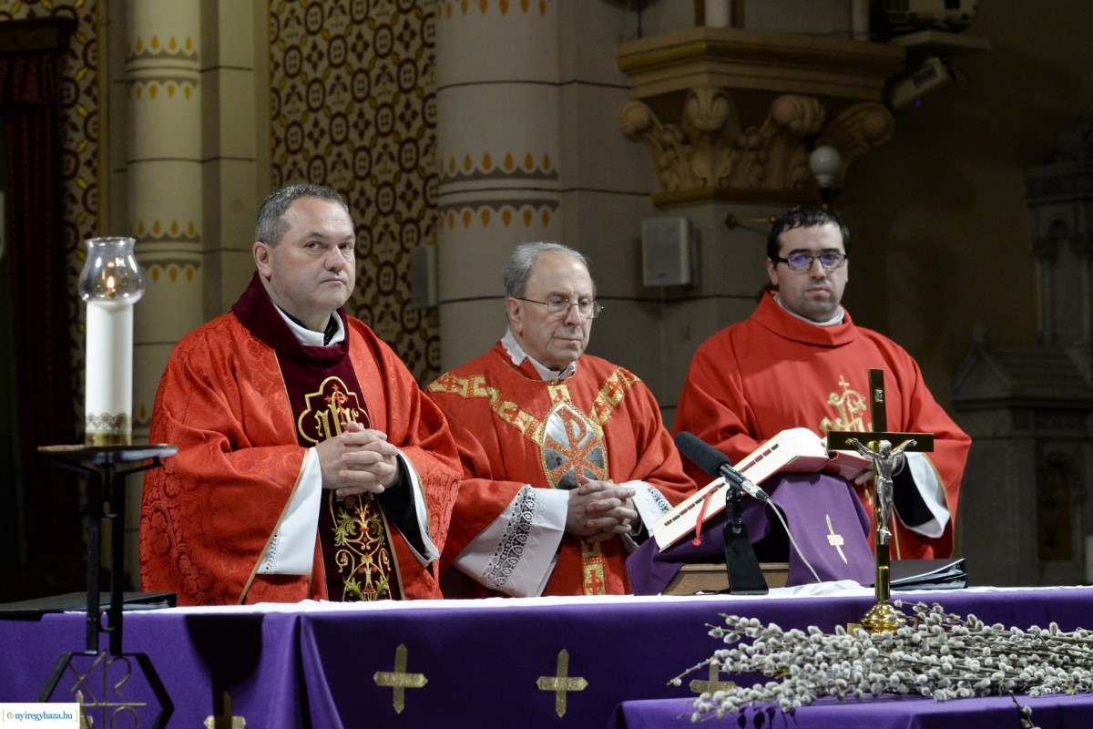 Barkaszentelés virágvasárnap az üres templomban