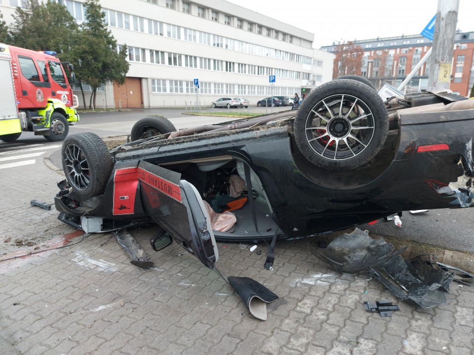 Megsodródott, majd a feje tetejére állt egy autó a Hunyadi utcán