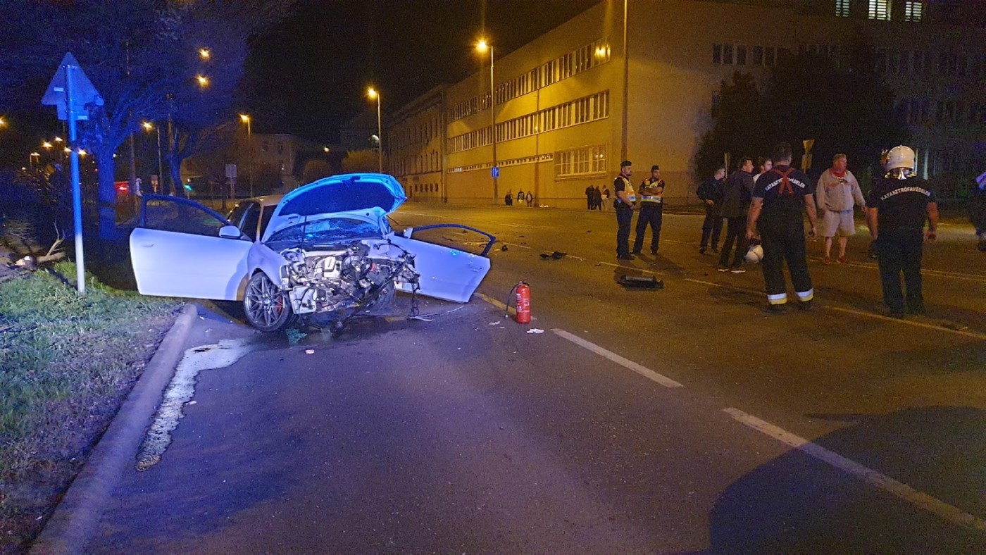 Olyan erővel csapódott a fának, hogy kiszakadt a motorja! - Fotók!