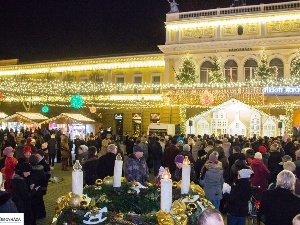 Már ég a második adventi gyertya
