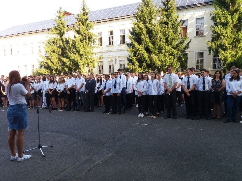 Évnyitóval kezdték a tanévet az Éviszben is!